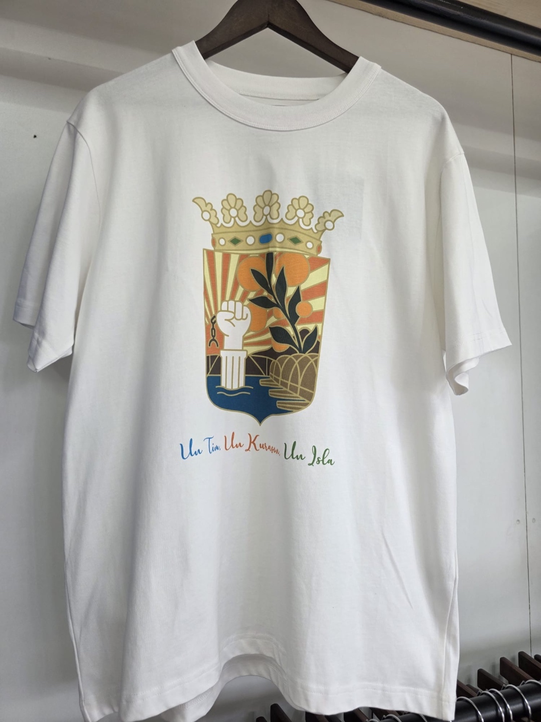 ReNova Curaçao Crest T-Shirt in white — Un Tin, Un Kuraçao, Un Isla