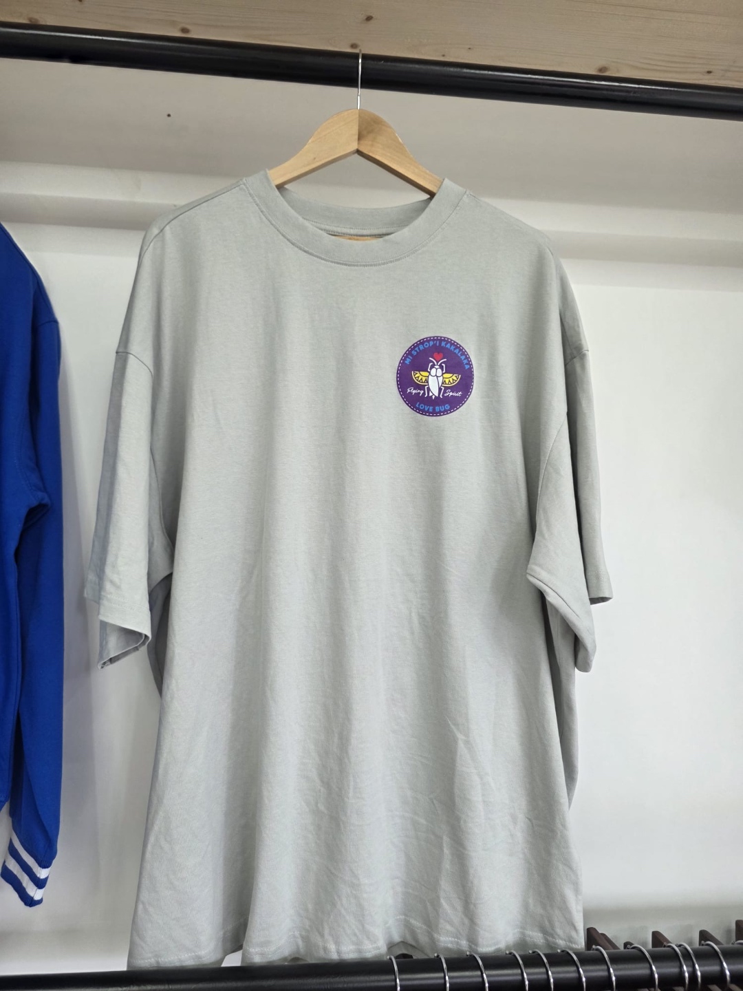 Tuushirt Mi Strop'i Kakalaka light grey tee — Love Bug purple patch on chest