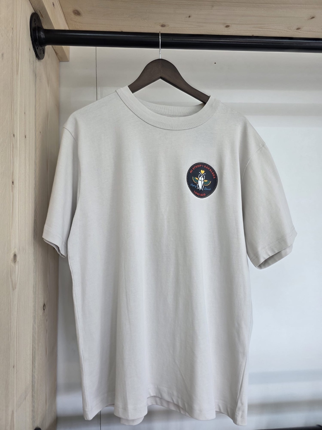 Tuushirt Mi Strop'i Kakalaka stone tee — Love Bug patch on chest